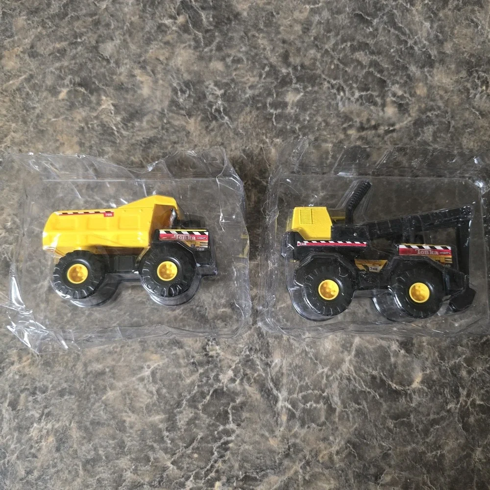 Hasbro/Maisto Tonka Mighty 768 Dump‎ Truck/ 750 Swivel Bucket Crane